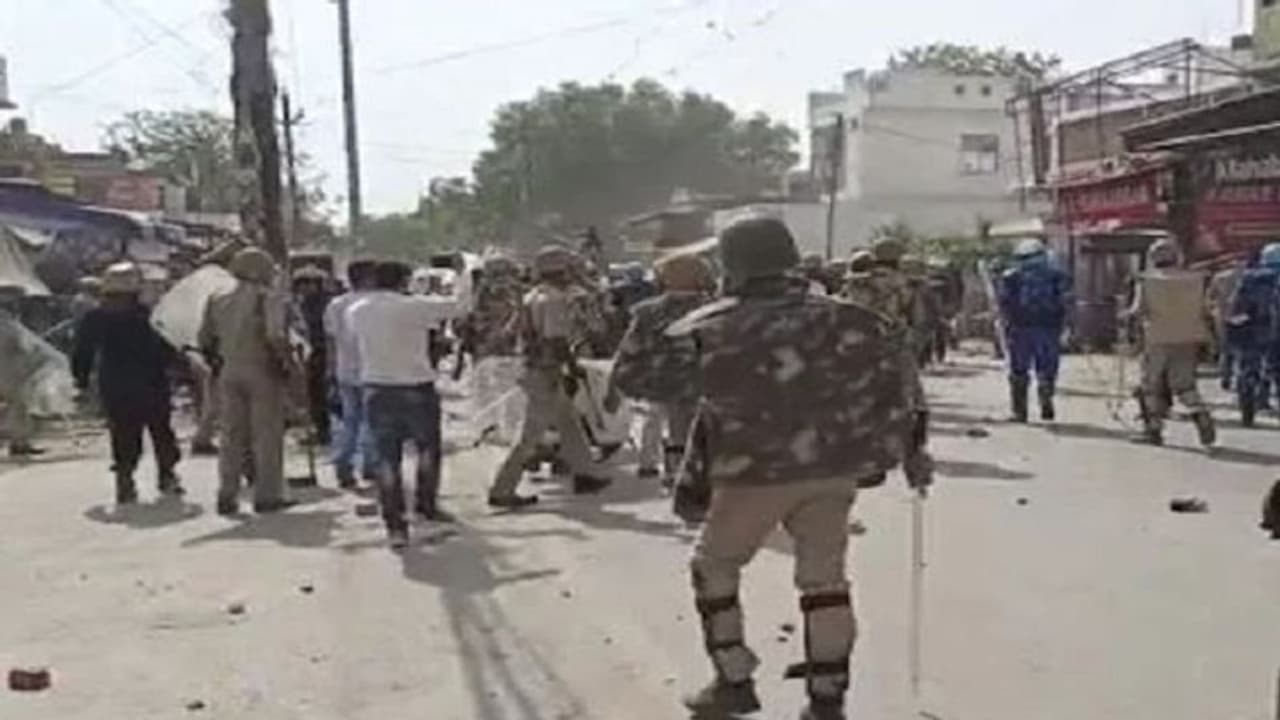 प्रयागराज: जुमे की नमाज के बाद हुई हिंसा के 5 आरोपियों की जमानत याचिका खारिज, पथराव व गोलियों से किया था हमला प्रयागराज: जुमे की नमाज के बाद हुई हिंसा के 5 आरोपियों की जमानत याचिका खारिज, पथराव व गोलियों से किया था हमला