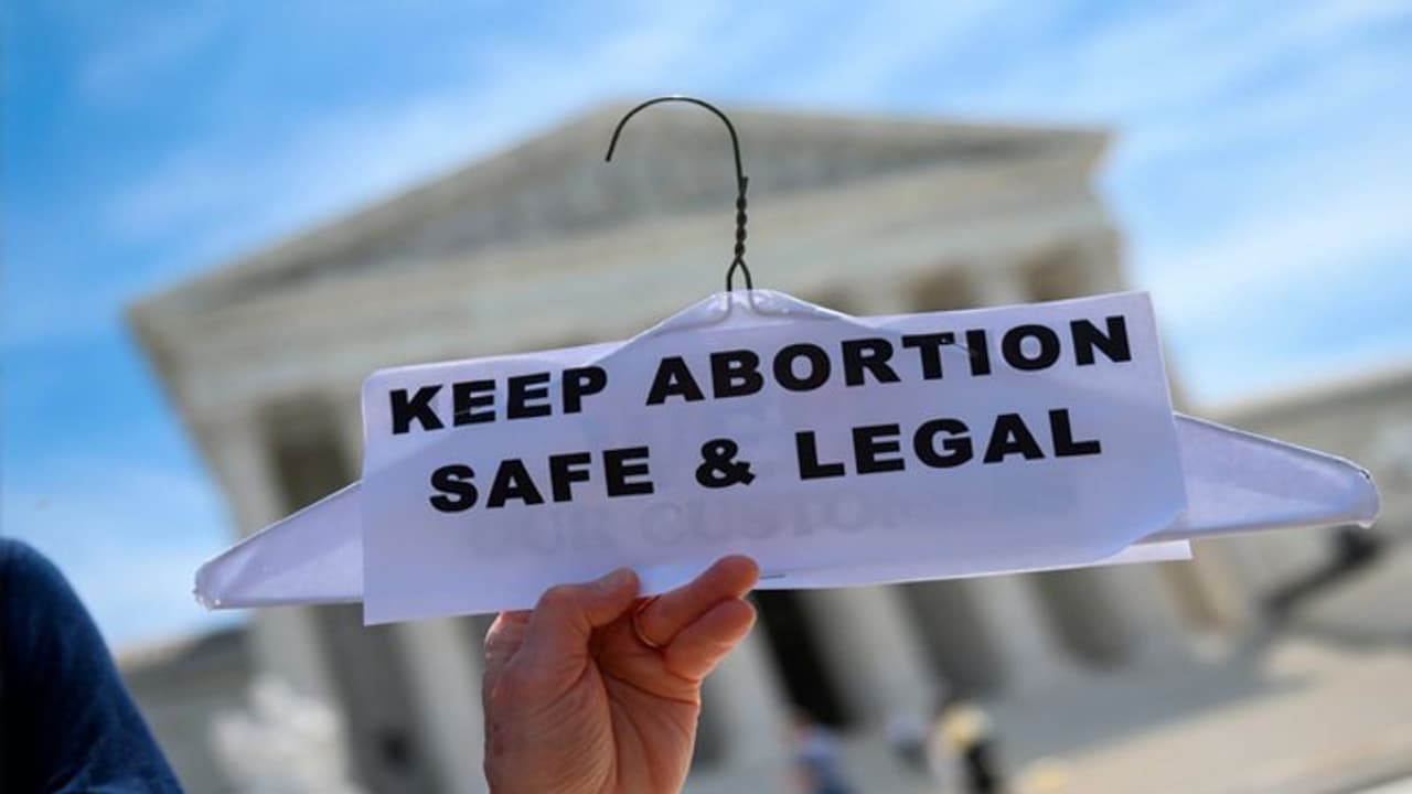 कहीं हैंगर तो कहीं रॉड... दुनिया भर की औरतें गर्भपात के लिए अपनाती हैं डरावने तरीके, पढ़कर कांप जाएंगे रूह