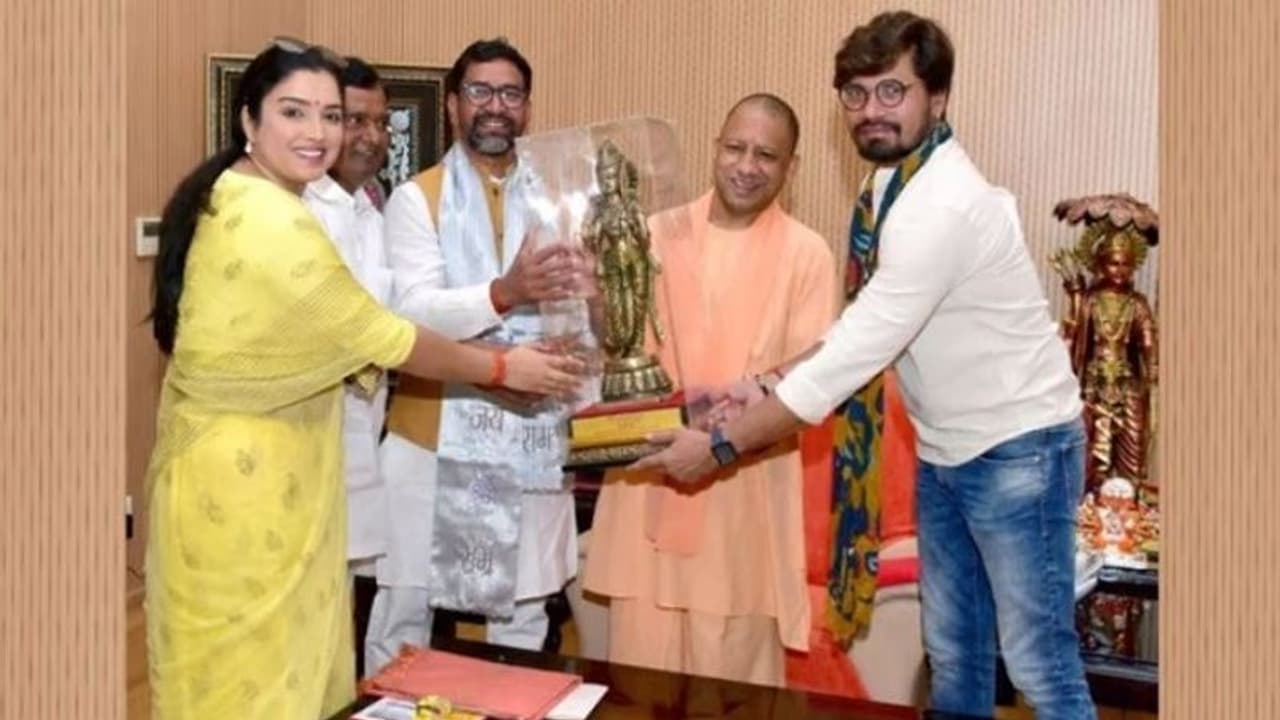 सपा के गढ़ में जीत हासिल करने के बाद सीएम योगी से मिले नवनिर्वाचित सांसद निरहुआ, भेंट में दिया खास उपहार सपा के गढ़ में जीत हासिल करने के बाद सीएम योगी से मिले नवनिर्वाचित सांसद निरहुआ, भेंट में दिया खास उपहार