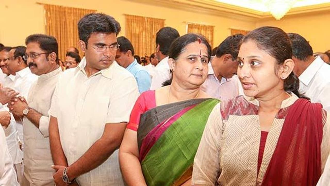 எடப்பாடி பழனிச்சாமி மனைவிக்கு கொரோனா..!! அதிர்ச்சியில் இபிஎஸ் தொண்டர்கள். எடப்பாடி பழனிச்சாமி மனைவிக்கு கொரோனா..!! அதிர்ச்சியில் இபிஎஸ் தொண்டர்கள்.