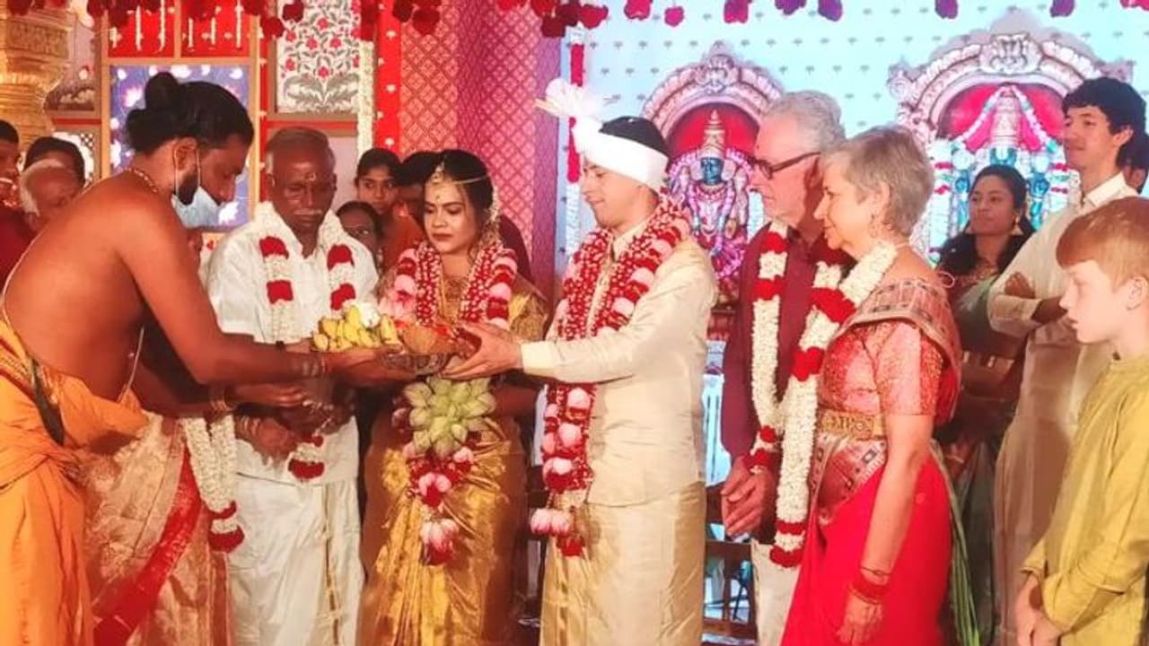 Salem : கடல் கடந்த காதல்..பிரான்ஸ் நாட்டு மணமகனை திருமணம் செய்த சேலத்து மணமகள் !