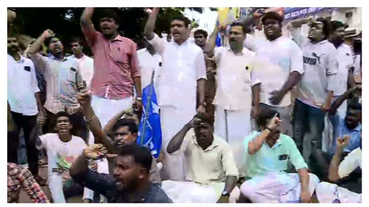 കണ്ണൂരിലെ കോൺഗ്രസ് പ്രതിഷേധം; 11പേർ അറസ്റ്റിൽ ; ജാമ്യമില്ലാ വകുപ്പുകൾ ചുമത്തി കണ്ണൂരിലെ കോൺഗ്രസ് പ്രതിഷേധം; 11പേർ അറസ്റ്റിൽ ; ജാമ്യമില്ലാ വകുപ്പുകൾ ചുമത്തി