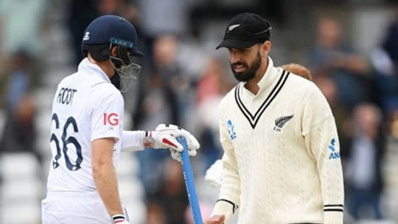 ഡാരില് മിച്ചലിന് ജോ റൂട്ടിന്റെ ആദരം! വൈറല് വീഡിയോ ഏറ്റെടുത്ത് ക്രിക്കറ്റ് ലോകം; ഇംഗ്ലണ്ട് അടിമുടി മാറി ഡാരില് മിച്ചലിന് ജോ റൂട്ടിന്റെ ആദരം! വൈറല് വീഡിയോ ഏറ്റെടുത്ത് ക്രിക്കറ്റ് ലോകം; ഇംഗ്ലണ്ട് അടിമുടി മാറി