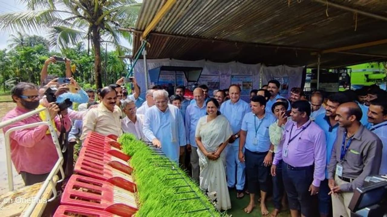 ಯಾಂತ್ರಿಕೃತ ಭತ್ತ ಬೇಸಾಯ, ಹಡಿಲು ಭೂಮಿ ಪುನಶ್ಚೇತನ ಯೋಜನೆ ಕಾರ್ಯಕ್ರಮಕ್ಕೆ ವೀರೇಂದ್ರ ಹೆಗ್ಗಡೆ ಚಾಲನೆ ಯಾಂತ್ರಿಕೃತ ಭತ್ತ ಬೇಸಾಯ, ಹಡಿಲು ಭೂಮಿ ಪುನಶ್ಚೇತನ ಯೋಜನೆ ಕಾರ್ಯಕ್ರಮಕ್ಕೆ ವೀರೇಂದ್ರ ಹೆಗ್ಗಡೆ ಚಾಲನೆ