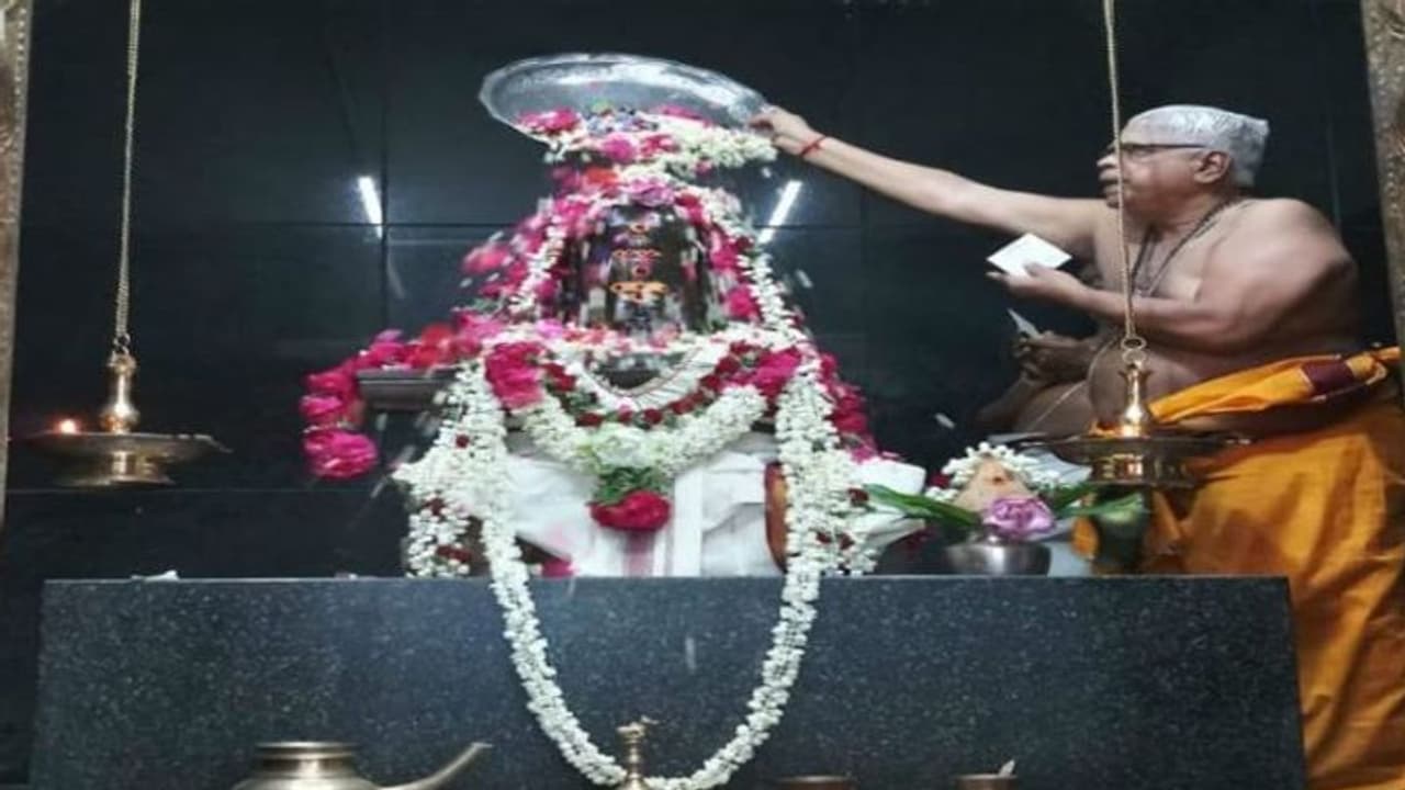 इस मंदिर में भगवान को लड्डू पेड़ा या मिसरी किशमिश नहीं, लगता है जंकफूड का भोग 