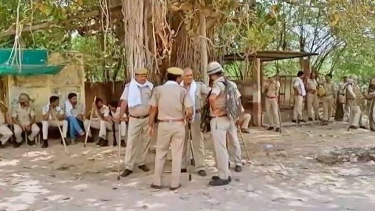 राजस्थान पुलिस का गजब कारनामाः चोर तो पकड़े नहीं, उल्टा शिकायत करने वालों पर चला दिए डंडे, देखिए वीडियो राजस्थान पुलिस का गजब कारनामाः चोर तो पकड़े नहीं, उल्टा शिकायत करने वालों पर चला दिए डंडे, देखिए वीडियो