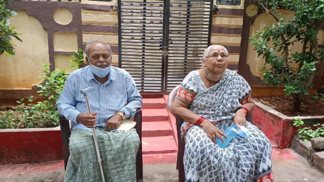 చీకటి గదిలో బంధించి చిత్ర హింసలు.. కొడుకు, కోడలుపై వృద్ద దంపతుల న్యాయపోరాటం చీకటి గదిలో బంధించి చిత్ర హింసలు.. కొడుకు, కోడలుపై వృద్ద దంపతుల న్యాయపోరాటం