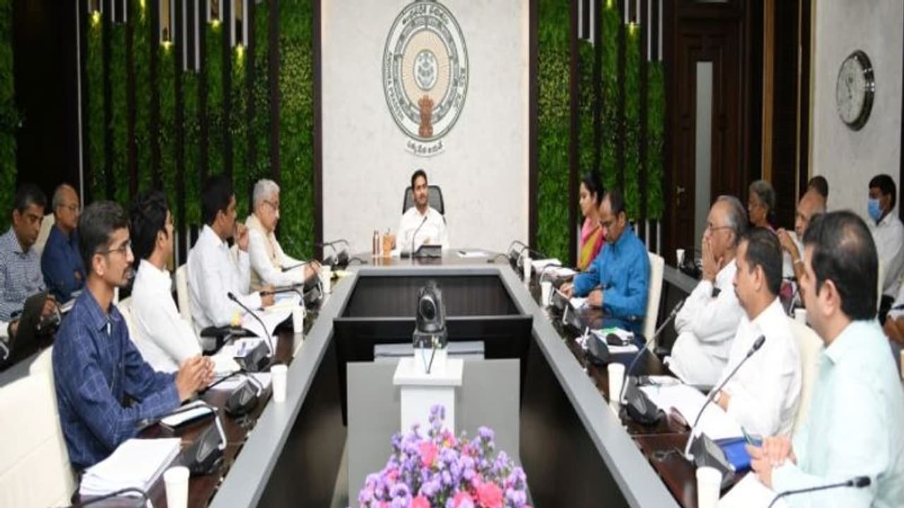 సెప్టెంబర్ 3 న దక్షిణాది రాష్ట్రాల మండలి సమావేశం: విభజన అంశాలను ప్రస్తావించాలన్న సీఎం జగన్ సెప్టెంబర్ 3 న దక్షిణాది రాష్ట్రాల మండలి సమావేశం: విభజన అంశాలను ప్రస్తావించాలన్న సీఎం జగన్