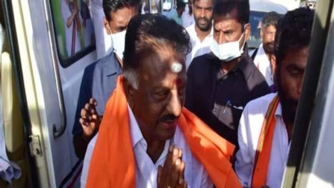 ஓபிஎஸ் கழுத்தில் காவித் துண்டு.. பாஜகவில் சேருகிறாரா பன்னீர்.. விழுந்து விழுந்து சிரித்த சி.டி ரவி.. 