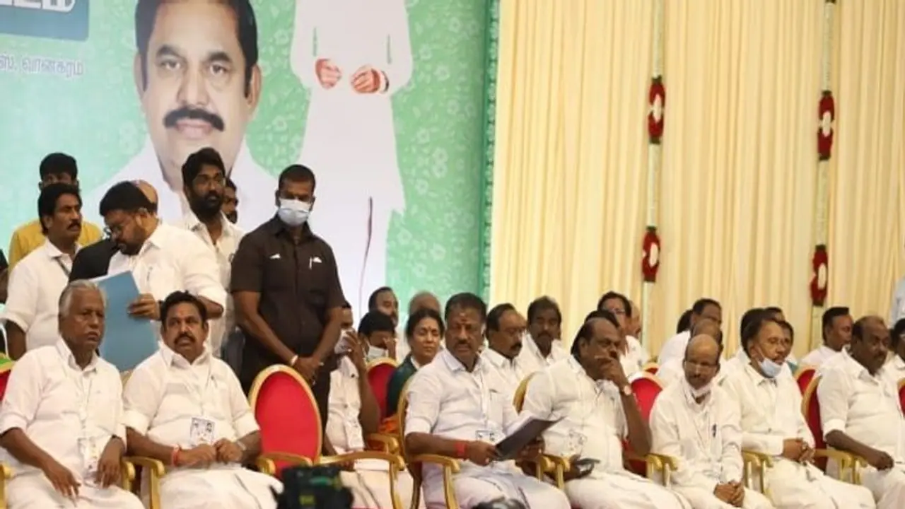 பொதுக்குழு கூட்டத்தில் கலந்து கொள்ள ஓபிஎஸ்க்கு அழைப்பு..? அழைப்பிதழ் அனுப்பி ஷாக் கொடுத்த இபிஎஸ் பொதுக்குழு கூட்டத்தில் கலந்து கொள்ள ஓபிஎஸ்க்கு அழைப்பு..? அழைப்பிதழ் அனுப்பி ஷாக் கொடுத்த இபிஎஸ்