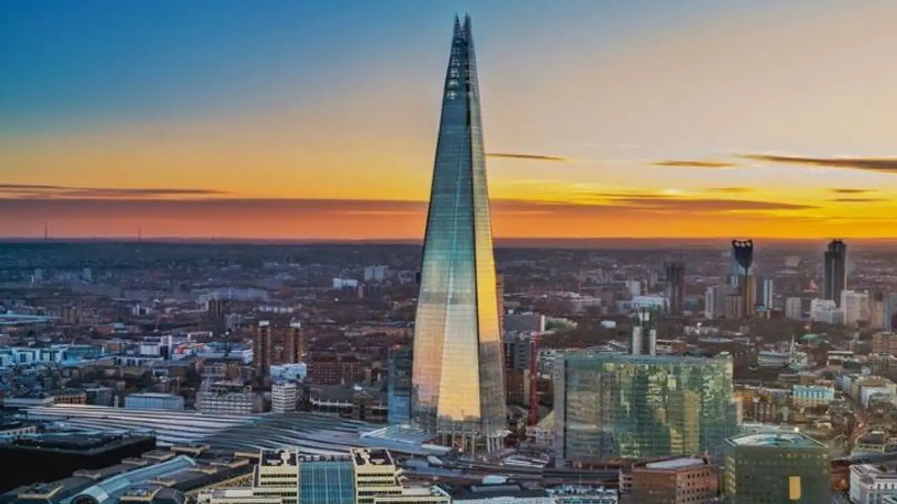 Viral News: ಗಗನಚುಂಬಿ ಕಟ್ಟಡದ ತುತ್ತತುದಿಯಲ್ಲಿ ದಂಪತಿಗಳ ಸೆಕ್ಸ್, ಒದ್ದು ಒಳಗೆ ಹಾಕಿ ಅಂದ್ರು ಜನ!