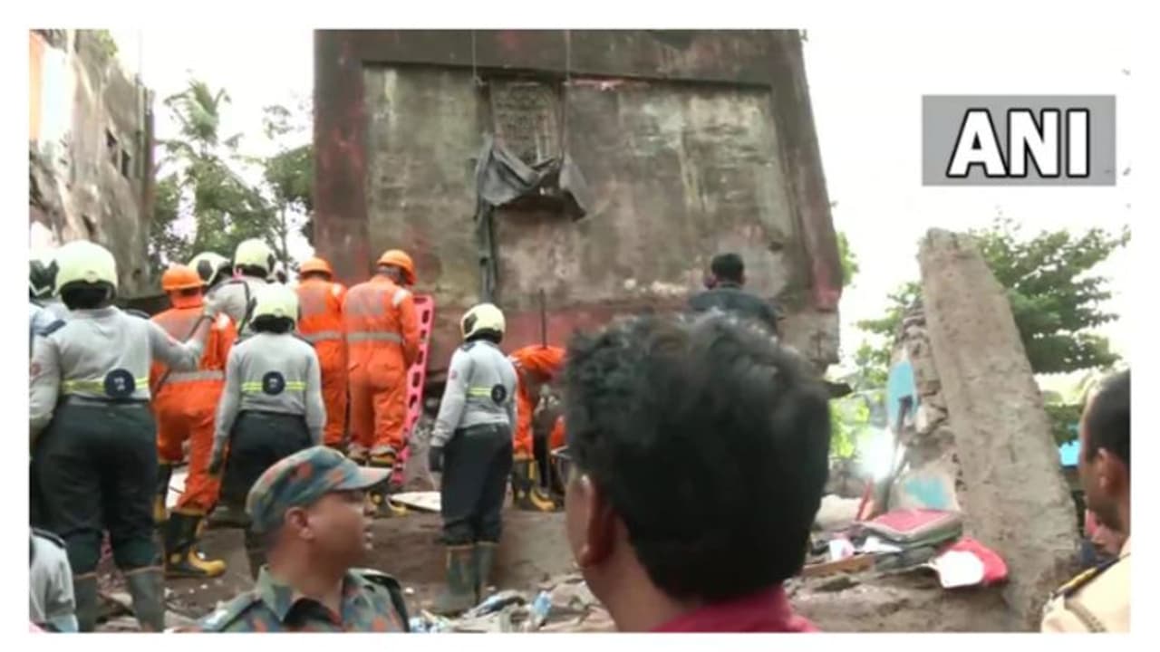 മുംബൈയില് നാല് നില കെട്ടിടം തകര്ന്നു; 11 മരണം, 20ലേറെ പേര്ക്ക് പരിക്ക് മുംബൈയില് നാല് നില കെട്ടിടം തകര്ന്നു; 11 മരണം, 20ലേറെ പേര്ക്ക് പരിക്ക്