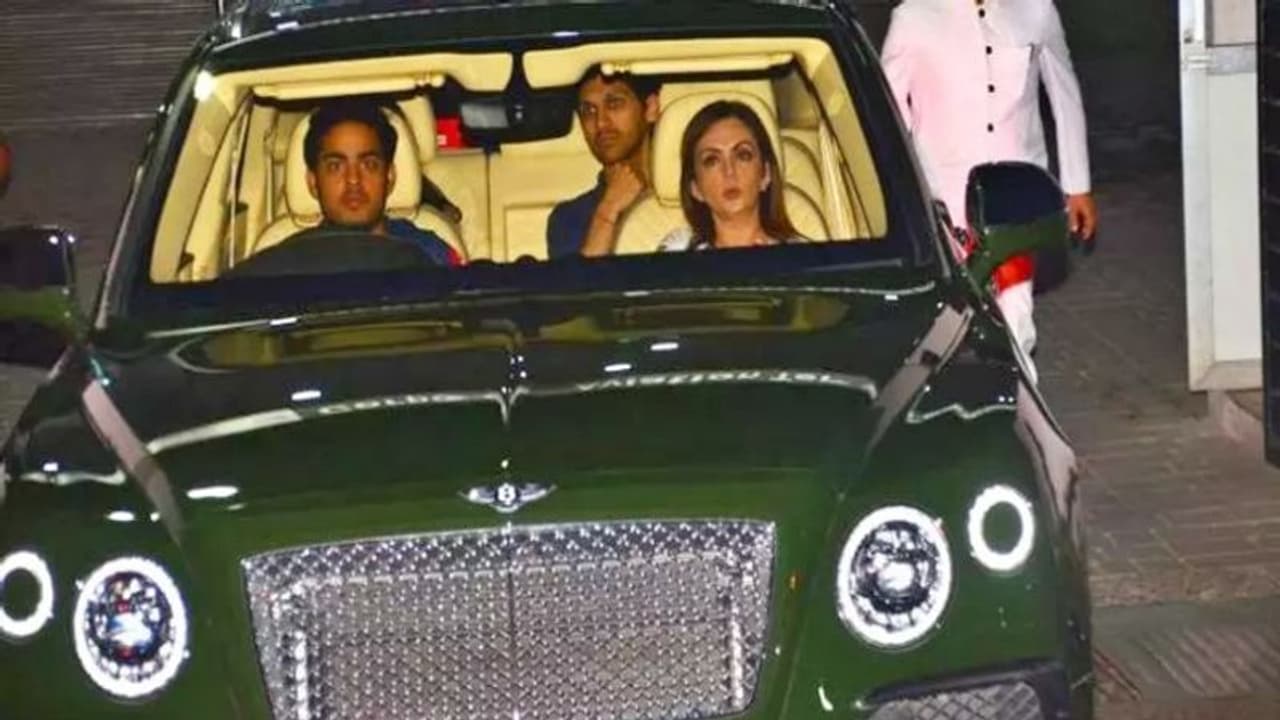 JIO के नए चेयरमैन आकाश अंबानी हैं कार के बड़े शौकीन बेंटले, लेंबोरगिनी जैसी बीस्ट की करते हैं सवारी JIO के नए चेयरमैन आकाश अंबानी हैं कार के बड़े शौकीन बेंटले, लेंबोरगिनी जैसी बीस्ट की करते हैं सवारी