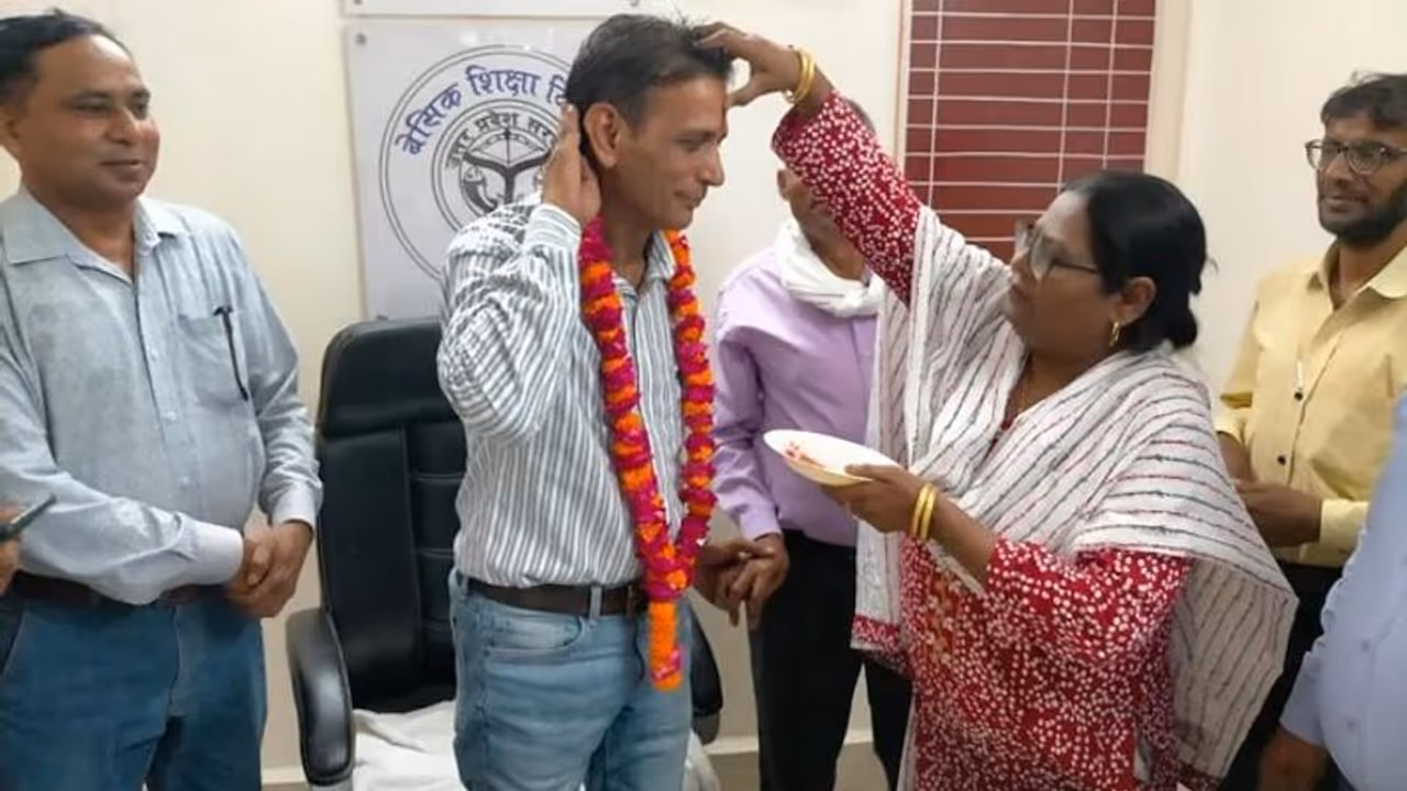 मुस्लिम शिक्षिका ने अधिकारी का तिलक लगाकर स्वागत करने पर मचा बवाल, कट्टरपंथियों को लगी मिर्ची मुस्लिम शिक्षिका ने अधिकारी का तिलक लगाकर स्वागत करने पर मचा बवाल, कट्टरपंथियों को लगी मिर्ची