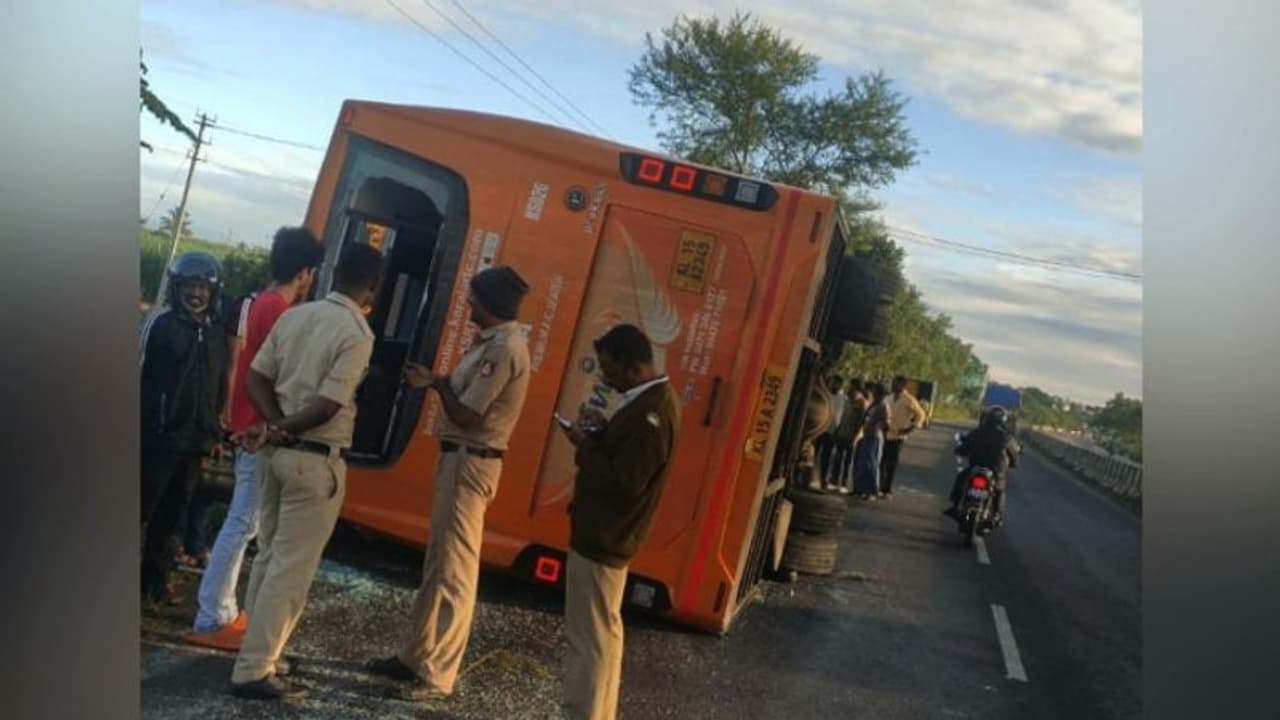 മൈസൂരുവിനടുത്ത് കെഎസ്ആർടിസി സ്വിഫ്റ്റ് ബസ് അപകടത്തിൽപ്പെട്ടു, ഡ്രൈവർ ഉൾപ്പെടെ 5 പേർക്ക് ഗുരുതര പരിക്ക്