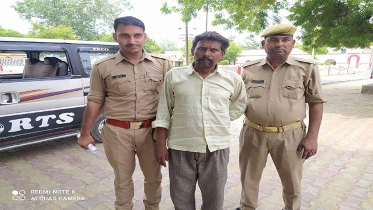 आगरा: भक्तों की कमी से परेशान तांत्रिक ने ढाई साल के मासूम बच्चे की दी बलि, पुलिस के सामने किया बड़ा खुलासा आगरा: भक्तों की कमी से परेशान तांत्रिक ने ढाई साल के मासूम बच्चे की दी बलि, पुलिस के सामने किया बड़ा खुलासा