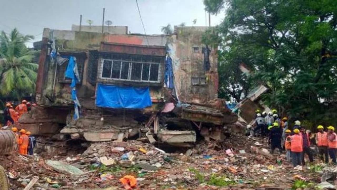 കുർളയിൽ കെട്ടിടം തകർന്ന് മരിച്ചവരുടെ എണ്ണം 19 ആയി, തകർന്നത് ബലക്ഷയം കണ്ടെത്തി നോട്ടീസ് നൽകിയ കെട്ടിടം കുർളയിൽ കെട്ടിടം തകർന്ന് മരിച്ചവരുടെ എണ്ണം 19 ആയി, തകർന്നത് ബലക്ഷയം കണ്ടെത്തി നോട്ടീസ് നൽകിയ കെട്ടിടം