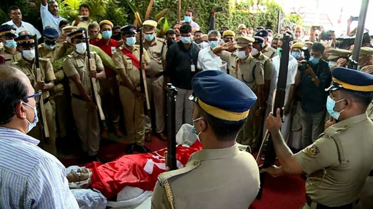 ശിവദാസ മേനോൻ ഇനി ഓർമ, സഹപ്രവർത്തകനെ യാത്രയാക്കാൻ മുഖ്യമന്ത്രിയെത്തി