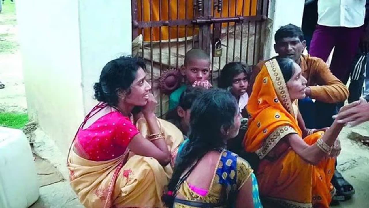 अंधविश्वास के फेर में था परिवार, 5 दिन तक शव के साथ रहते रहे घर के 11 सदस्य, भूख लगने पर पीते थे सिर्फ गंगाजल अंधविश्वास के फेर में था परिवार, 5 दिन तक शव के साथ रहते रहे घर के 11 सदस्य, भूख लगने पर पीते थे सिर्फ गंगाजल