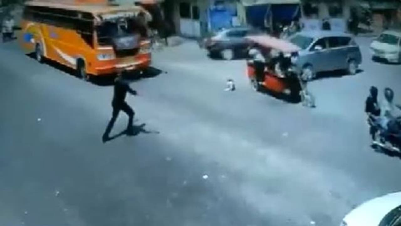 చిన్నారిని చాకచక్యంగా కాపాడిన ట్రాఫిక్ పోలీస్.. వీడియో వైరల్.. పోలీసులు సలాం కొడుతున్న నెటిజన్లు.. చిన్నారిని చాకచక్యంగా కాపాడిన ట్రాఫిక్ పోలీస్.. వీడియో వైరల్.. పోలీసులు సలాం కొడుతున్న నెటిజన్లు..