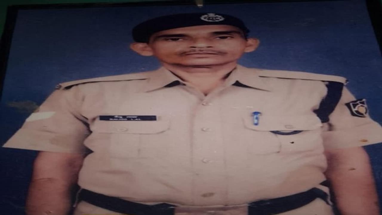 उन्नाव: देर रात लोहे की रॉड से पीट पीटकर रिटायर RPF सिपाही की हत्या, जांच में जुटी पुलिस उन्नाव: देर रात लोहे की रॉड से पीट पीटकर रिटायर RPF सिपाही की हत्या, जांच में जुटी पुलिस