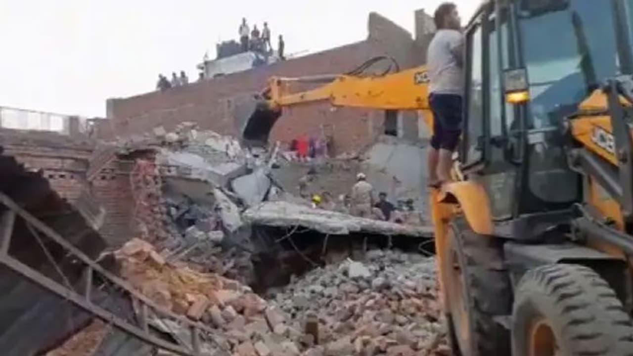 मेरठ ब्लास्ट: पुलिस ने 25 बोरी विस्फोटक किया बरामद, सर्च ऑपरेशन जारी, तीन दिन पहले आया था बारूद मेरठ ब्लास्ट: पुलिस ने 25 बोरी विस्फोटक किया बरामद, सर्च ऑपरेशन जारी, तीन दिन पहले आया था बारूद