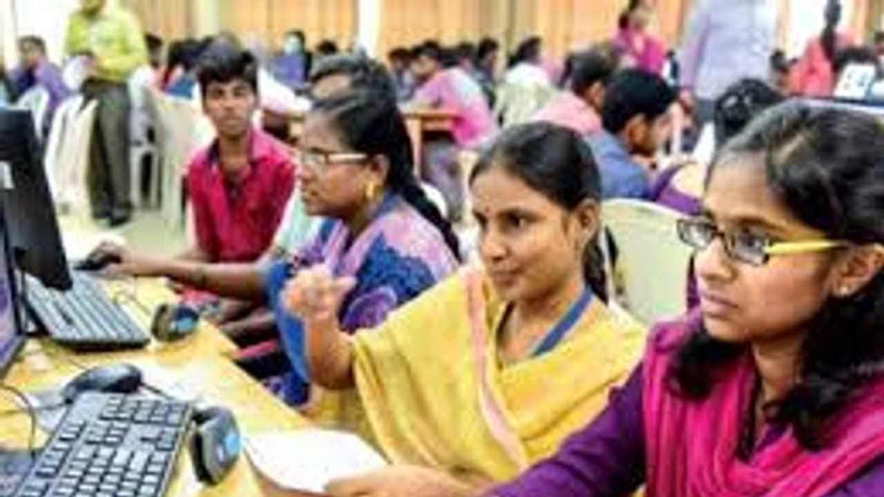 பொறியியல் படிப்புக்கு ஒரு லட்சம் பேர் விண்ணப்பம்.. கலந்தாய்வு குறித்து முக்கிய தகவல்.. முழு விவரம் பொறியியல் படிப்புக்கு ஒரு லட்சம் பேர் விண்ணப்பம்.. கலந்தாய்வு குறித்து முக்கிய தகவல்.. முழு விவரம்