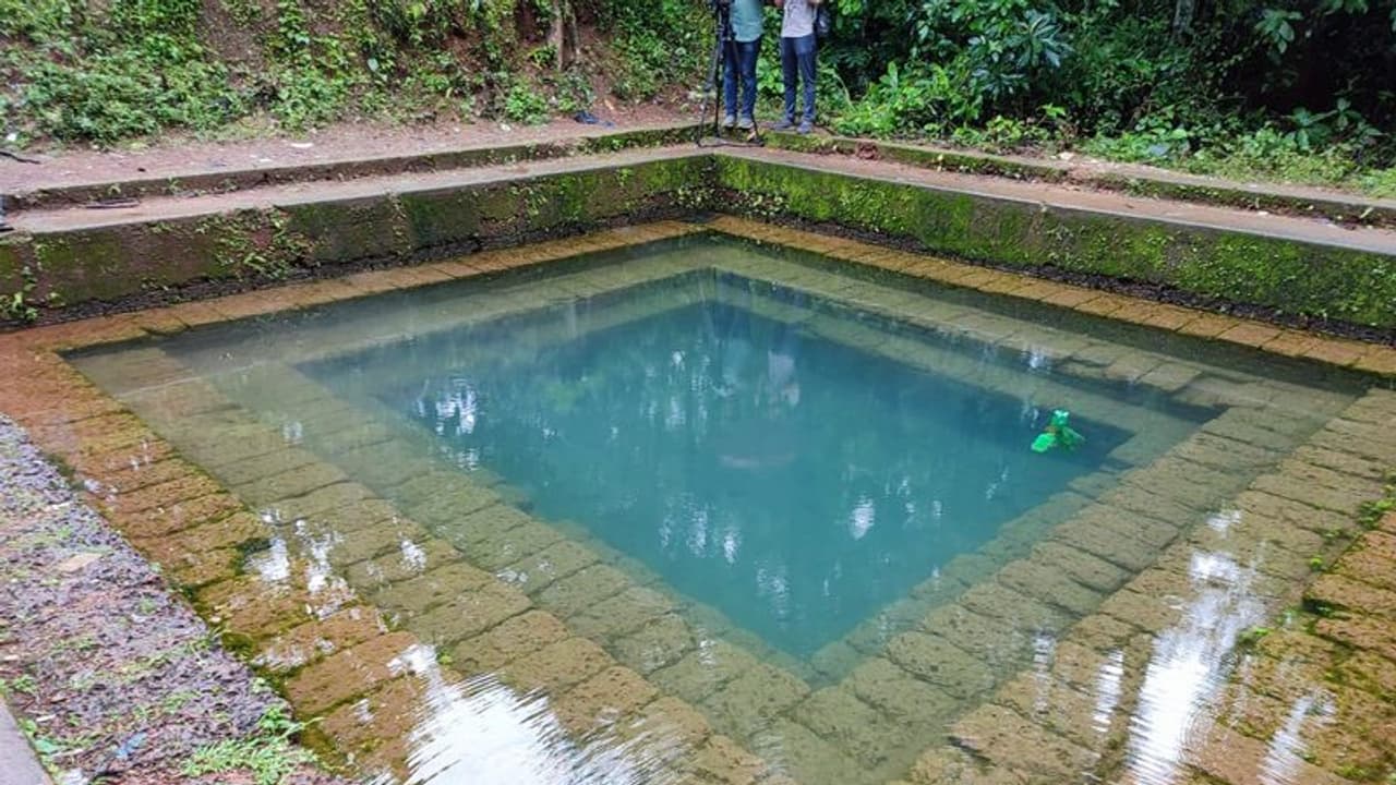 മദ്യപിച്ച് മക്കൾക്കും ഭാര്യക്കുമൊപ്പം കുളത്തിൽ നീന്താനിറങ്ങി, വിലക്കിയപ്പോൾ ചീത്തവിളി; യുവാവിനെതിരെ കേസ് മദ്യപിച്ച് മക്കൾക്കും ഭാര്യക്കുമൊപ്പം കുളത്തിൽ നീന്താനിറങ്ങി, വിലക്കിയപ്പോൾ ചീത്തവിളി; യുവാവിനെതിരെ കേസ്