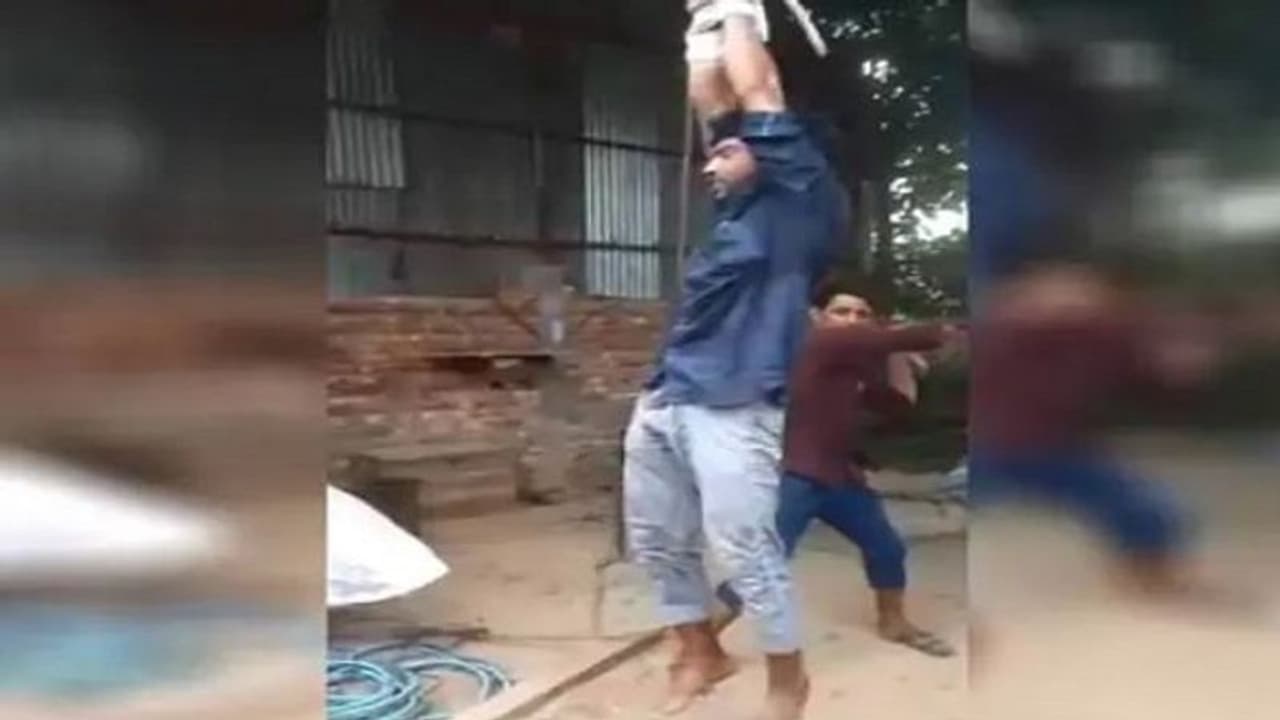 सहारनपुर में युवक को लटकाकर पीटने का वीडियो वायरल, लोगों ने दो घंटे तक जमकर बरसाए लाठी डंडे सहारनपुर में युवक को लटकाकर पीटने का वीडियो वायरल, लोगों ने दो घंटे तक जमकर बरसाए लाठी डंडे