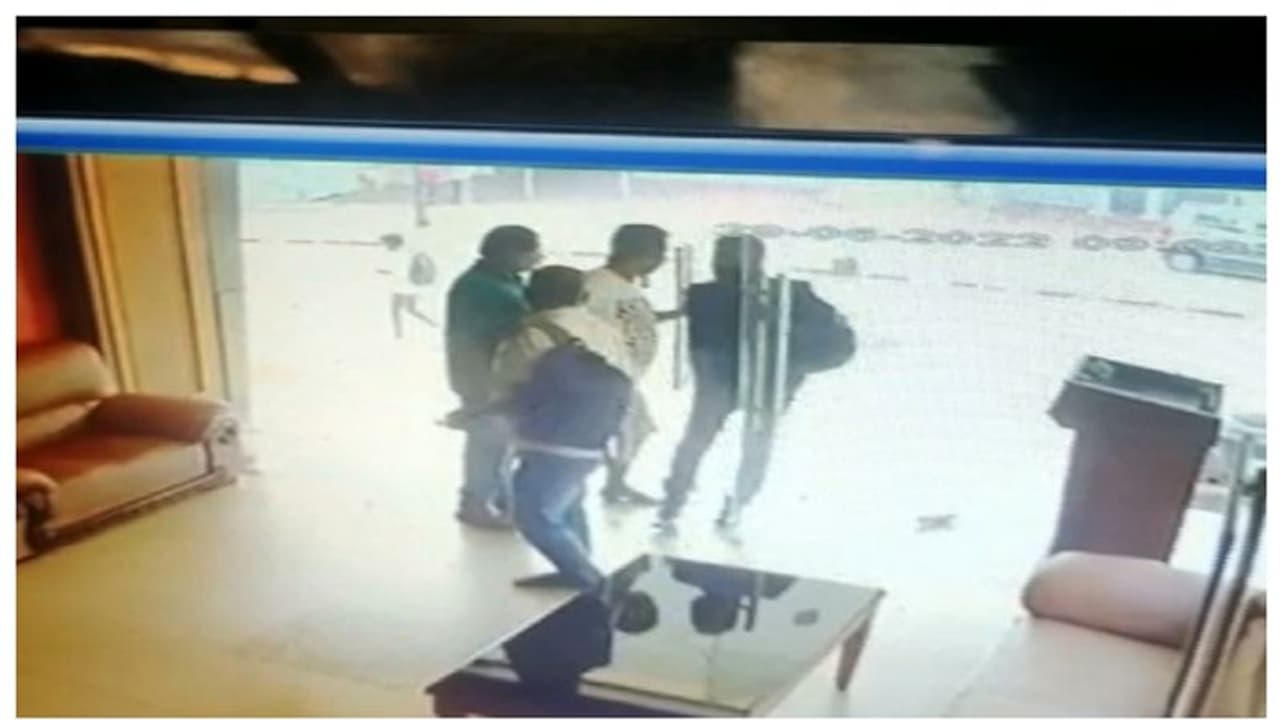 തെളിവെടുപ്പിനെത്തിച്ച പ്രതി ലോഡ്ജ് മുറിയില്‍ നിന്ന് ചാടി രക്ഷപ്പെട്ടു; അന്വേഷണം