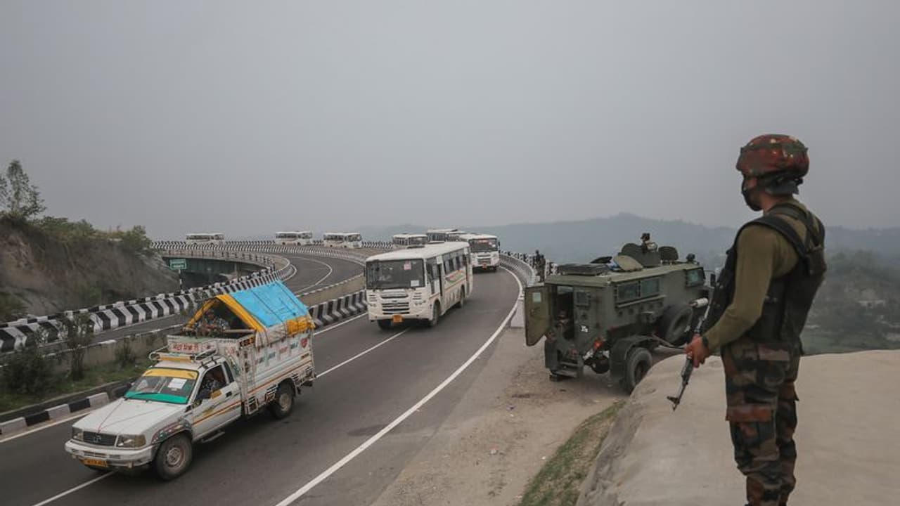 ಮೋಸ್ಟ್ ವಾಂಟೆಡ್ LeT ಉಗ್ರರ ಹಿಡಿದು ಪೊಲೀಸರಿಗೊಪ್ಪಿಸಿದ ಗ್ರಾಮಸ್ಥರು, 5 ಲಕ್ಷ ರೂ ಬಹುಮಾನ ಘೋಷಣೆ!