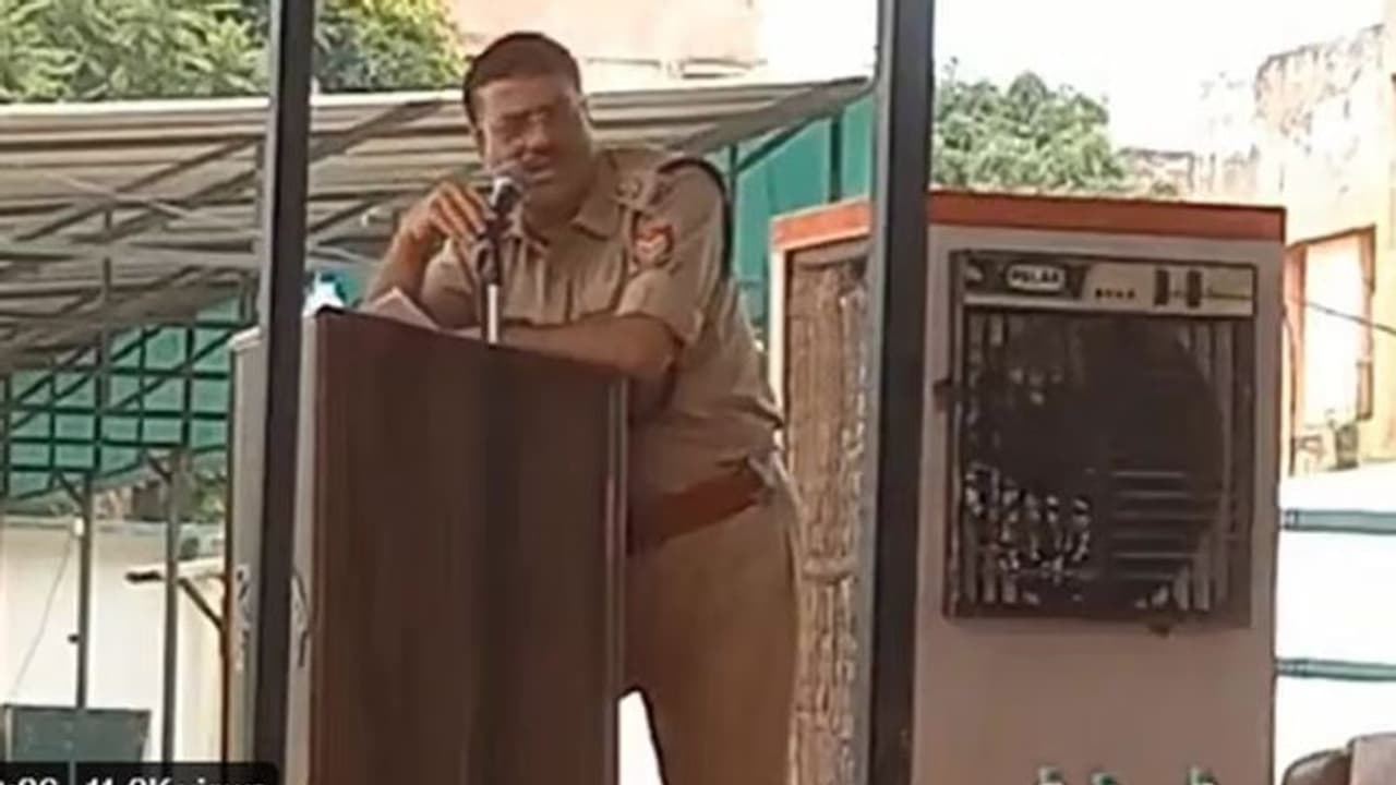 मां बाप को जेल में डाल देने वाला रामपुर एसपी का विवादित बयान हुआ वायरल, साहब बोले मैं तो ऐसा कर ही नहीं सकता मां बाप को जेल में डाल देने वाला रामपुर एसपी का विवादित बयान हुआ वायरल, साहब बोले मैं तो ऐसा कर ही नहीं सकता