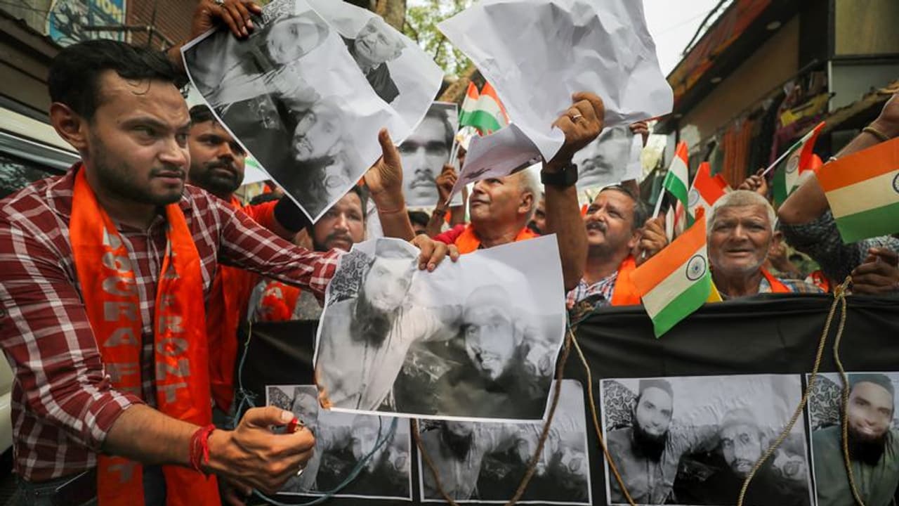 Udaipur horror: ఉదయ్పూర్ హత్య వెనుక ఉగ్రవాదుల హస్తం.. నిఘా వర్గాలు అనుమానాలు ! Udaipur horror: ఉదయ్పూర్ హత్య వెనుక ఉగ్రవాదుల హస్తం.. నిఘా వర్గాలు అనుమానాలు !