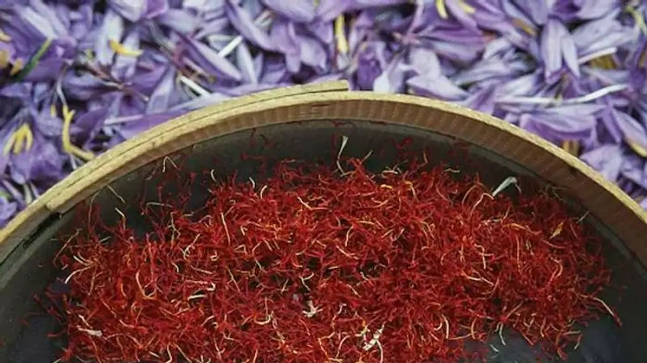 Saffron Benefits : சிவப்பு தங்கம் ''குங்கும்ப்பூ'' வின் நன்மைகள் Vs தீமைகள்! Saffron Benefits : சிவப்பு தங்கம் ''குங்கும்ப்பூ'' வின் நன்மைகள் Vs தீமைகள்!