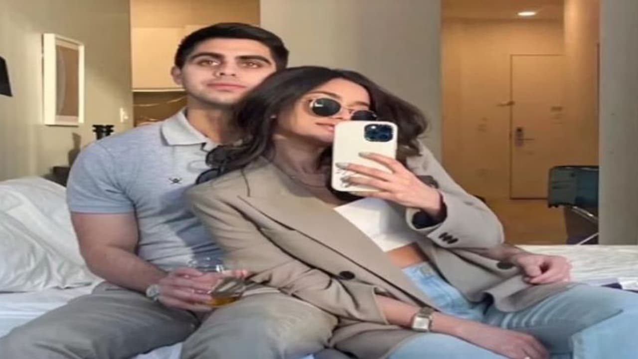 शादी के बाद दूल्हे ने छूए दुल्हन के पैर, बस में हुई थी दोनों की मुलाकात, वीडियो हुआ वायरल 