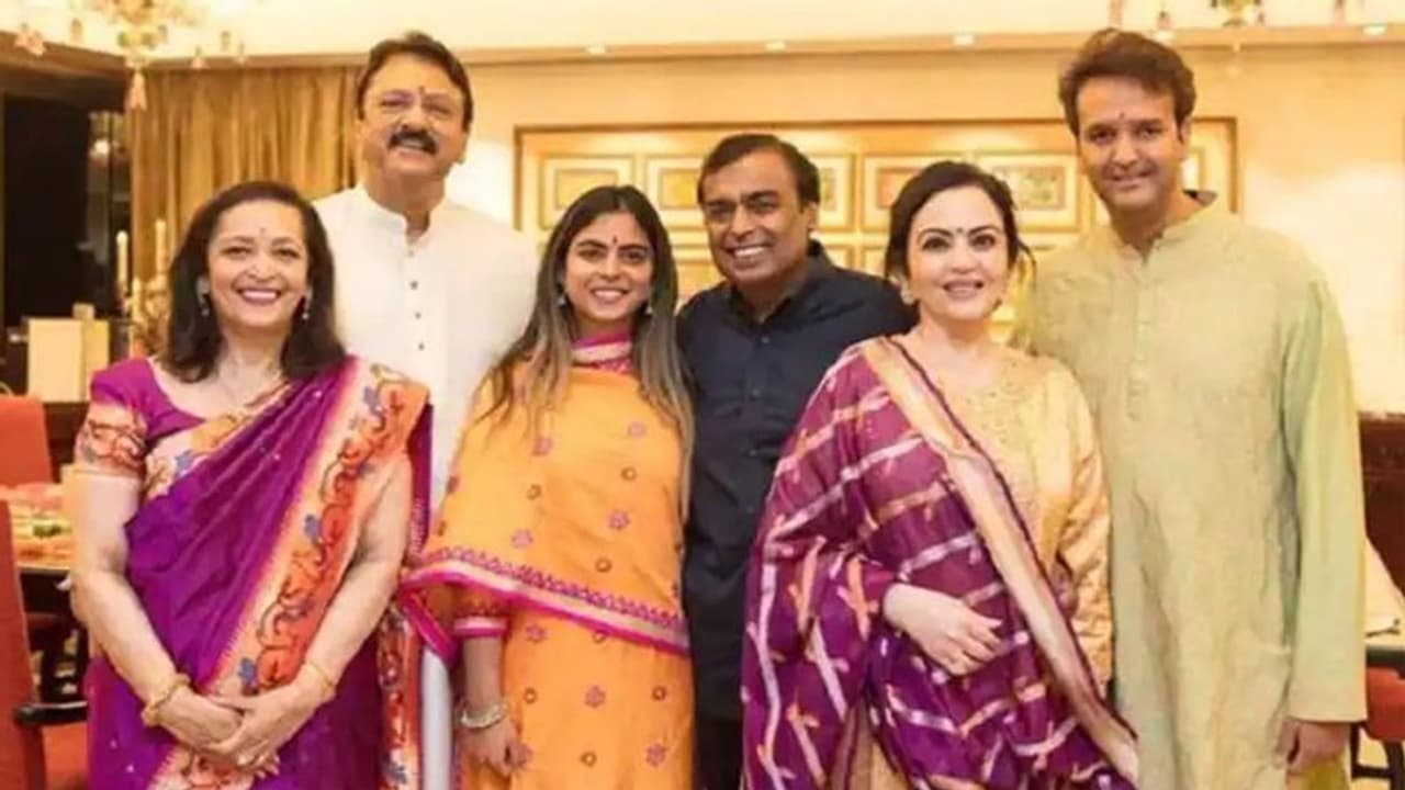 కవలలకు జన్మనిచ్చిన ముఖేష్ అంబానీ కూతురు ఇషా.. అప్పుడే పేర్లు కూడా పెట్టేశారు.. కవలలకు జన్మనిచ్చిన ముఖేష్ అంబానీ కూతురు ఇషా.. అప్పుడే పేర్లు కూడా పెట్టేశారు..