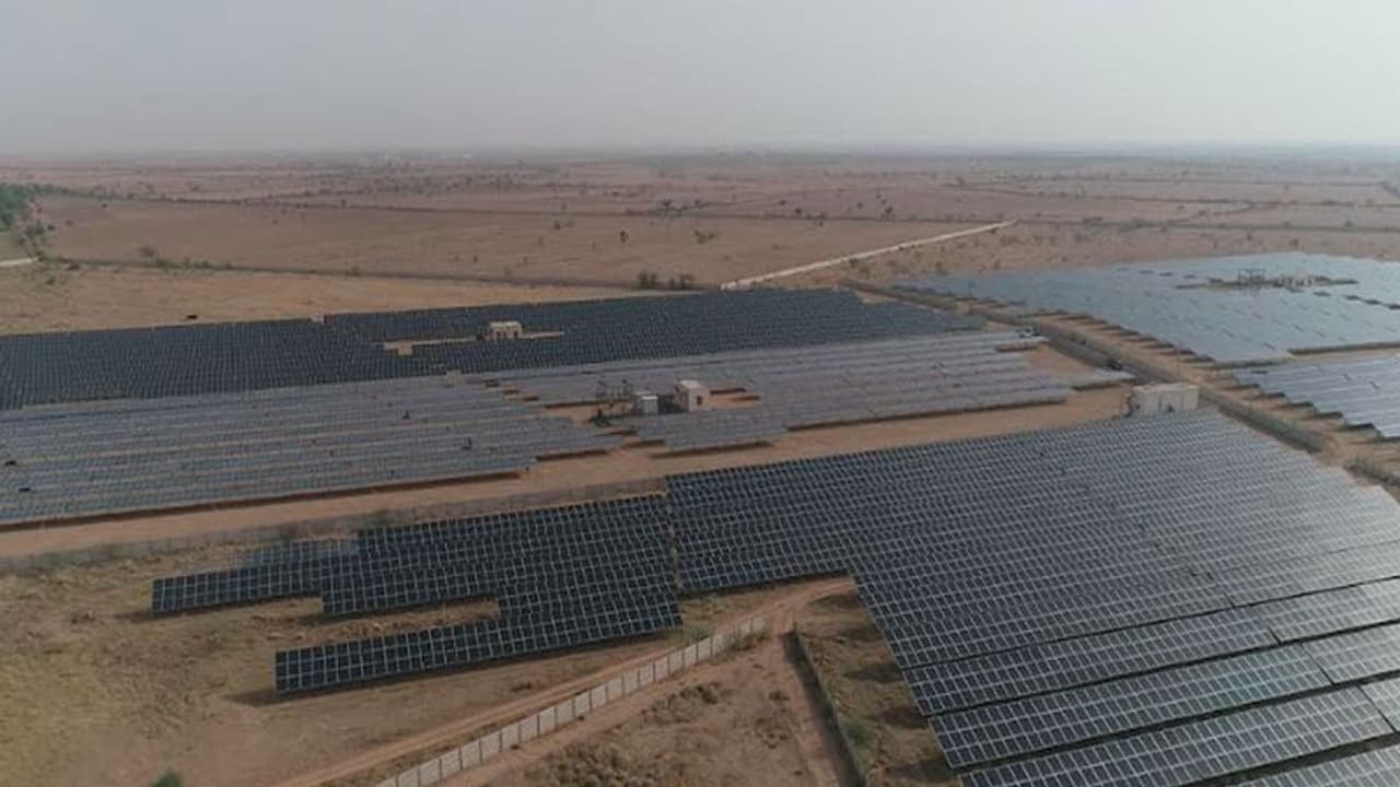 जलवायु परिवर्तन से लड़ने के लिए नवीन तकनीकों का सहारा ले रही हैं सौर कंपनियां जलवायु परिवर्तन से लड़ने के लिए नवीन तकनीकों का सहारा ले रही हैं सौर कंपनियां