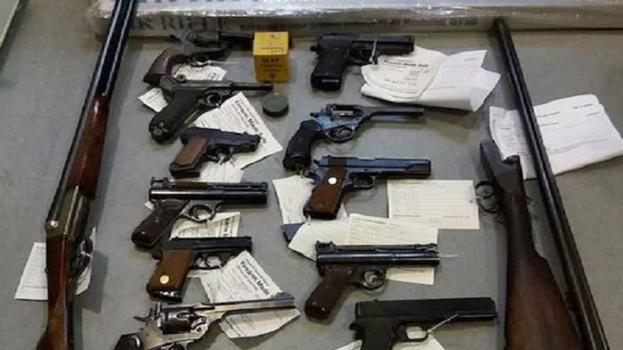 बागपत: थाने से गायब हुई इंग्लैंड मेड रिवाल्वर, एसपी को शिकायत सुनता देख दीवार कूदकर फरार हुआ पुलिसकर्मी बागपत: थाने से गायब हुई इंग्लैंड मेड रिवाल्वर, एसपी को शिकायत सुनता देख दीवार कूदकर फरार हुआ पुलिसकर्मी