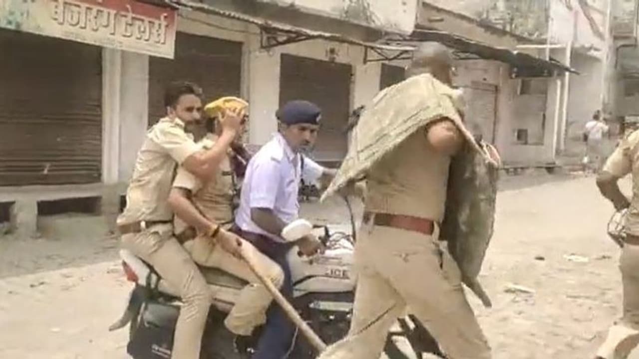उदयपुर के बाद राजसमंद में पुलिस पर तलवारों से हमला, पत्थरबाजी से लेकर फायरिंग तक हुई उदयपुर के बाद राजसमंद में पुलिस पर तलवारों से हमला, पत्थरबाजी से लेकर फायरिंग तक हुई