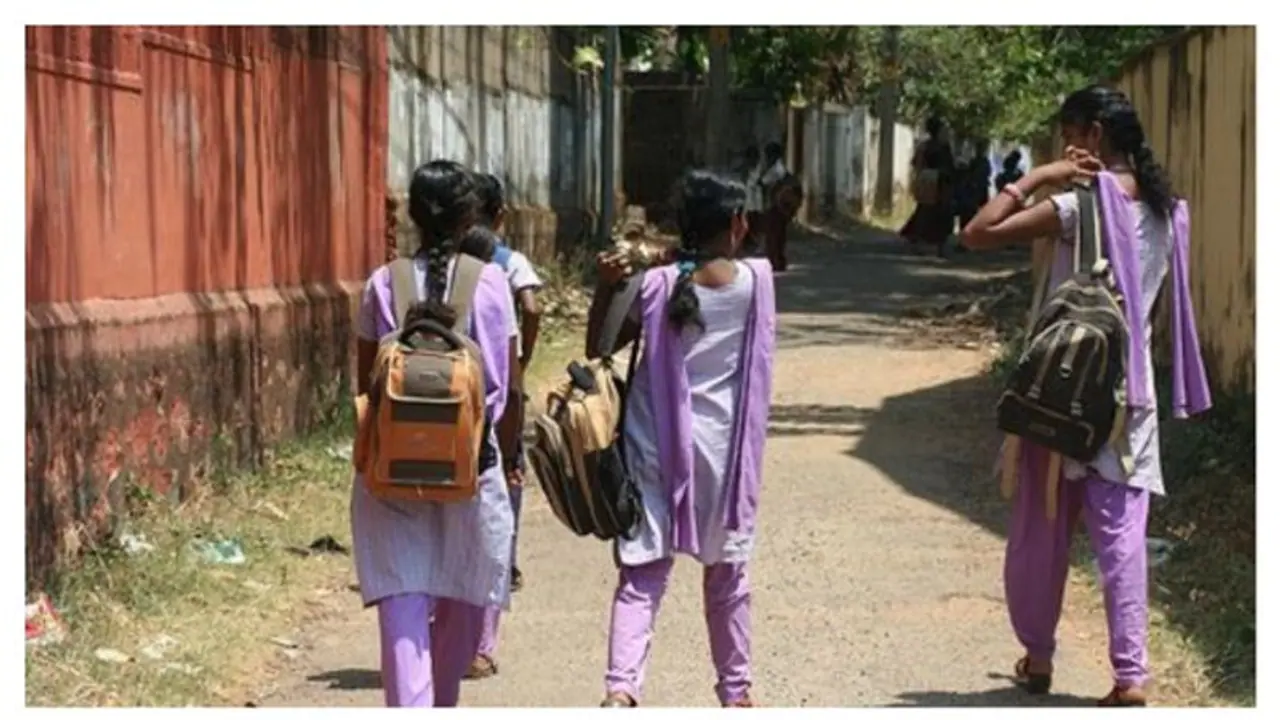 മുന്വൈരാഗ്യം; കണ്ണൂരില് സ്കൂൾ വിദ്യാർത്ഥിനിയെ സഹപാഠിയായ പെണ്കുട്ടി ക്ലാസിൽ വച്ച് കുത്തി മുന്വൈരാഗ്യം; കണ്ണൂരില് സ്കൂൾ വിദ്യാർത്ഥിനിയെ സഹപാഠിയായ പെണ്കുട്ടി ക്ലാസിൽ വച്ച് കുത്തി