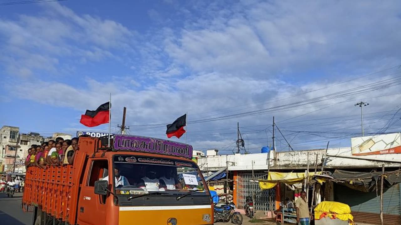 முதல்வர் நிகழ்ச்சியை காண ஆபத்தான பயணம்… வைரலாகும் புகைப்படம்!!