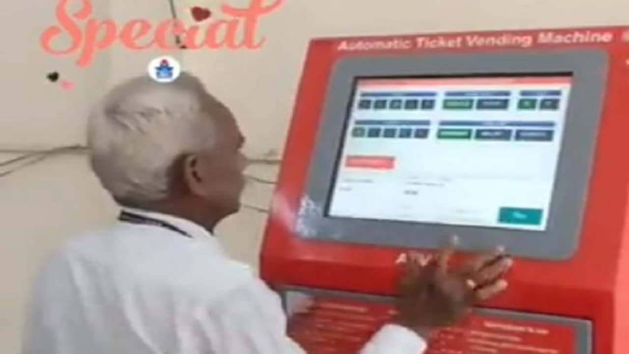 ১৫ সেকেন্ডে বের করে দিচ্ছেন তিনটি টিকিট, প্রাক্তন রেলকর্মীর হাতের গতিতে মুগ্ধ সোশ্যাল মিডিয়া ১৫ সেকেন্ডে বের করে দিচ্ছেন তিনটি টিকিট, প্রাক্তন রেলকর্মীর হাতের গতিতে মুগ্ধ সোশ্যাল মিডিয়া