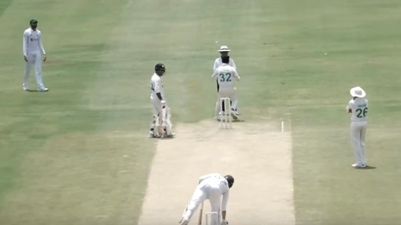 ഔട്ട് വിളിച്ചില്ല, അമ്പയറുടെ വിരല് പിടിച്ചുയര്ത്താന് ശ്രമിച്ച് പാക് പേസര് ഹസന് അലി വീഡിയോ ഔട്ട് വിളിച്ചില്ല, അമ്പയറുടെ വിരല് പിടിച്ചുയര്ത്താന് ശ്രമിച്ച് പാക് പേസര് ഹസന് അലി വീഡിയോ