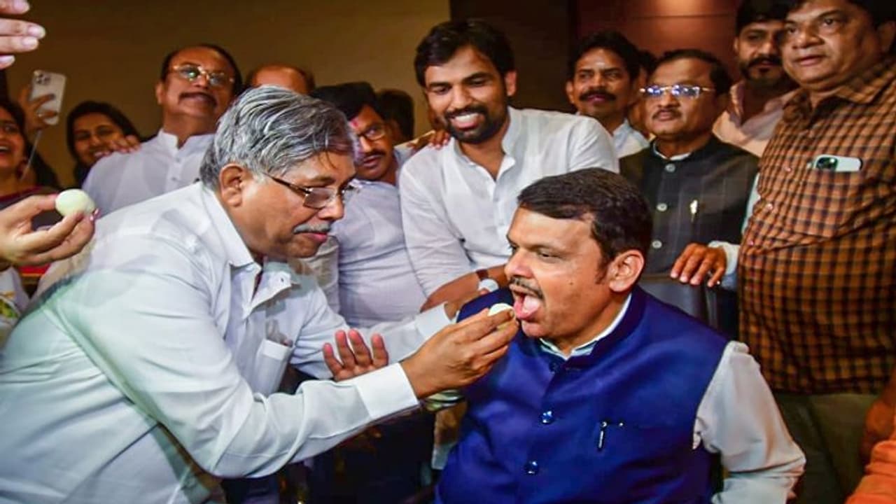 മഹാരാഷ്ട്രയില് ശിവസേനയുടെ എംപിമാരും കൂറുമാറും? നേട്ടത്തിൽ ആശ്വസിച്ച് ബിജെപി കേന്ദ്ര നേതൃത്വം മഹാരാഷ്ട്രയില് ശിവസേനയുടെ എംപിമാരും കൂറുമാറും? നേട്ടത്തിൽ ആശ്വസിച്ച് ബിജെപി കേന്ദ്ര നേതൃത്വം