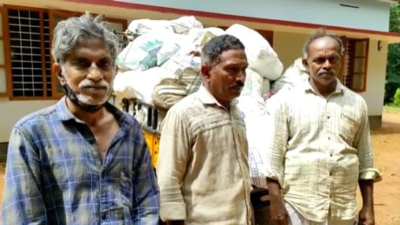 കടകളിൽ നിന്ന് മാലിന്യം ശേഖരിച്ച് വനത്തിൽ തള്ളുന്ന സംഘം പിടിയിൽ