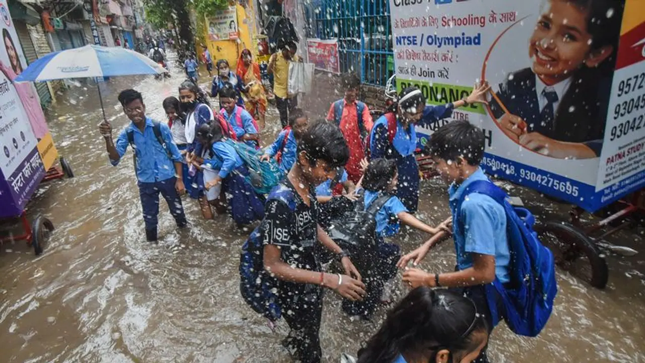 வெளுத்து வாங்கி வரும் கனமழை.. பள்ளிகளுக்கு விடுமுறை அறிவிப்பு..!
