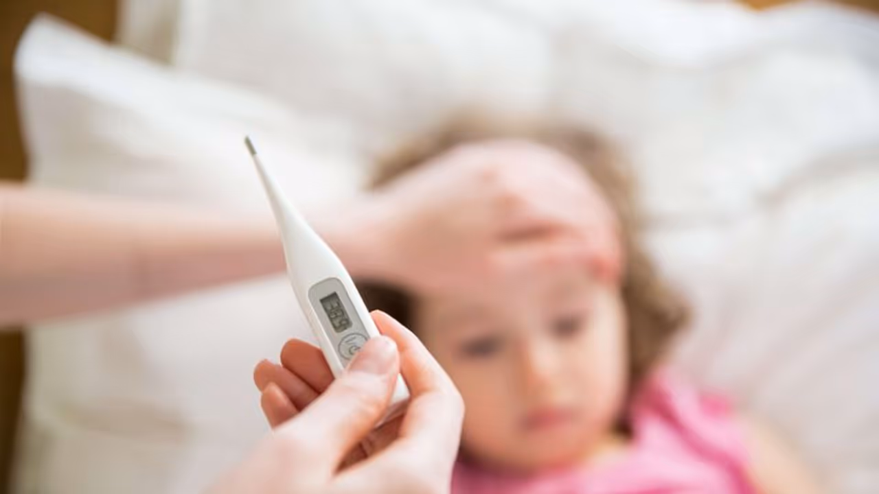 Fever in Children : കുട്ടികള്ക്കിടയില് പനി പടരുന്നു; ശ്രദ്ധിക്കേണ്ട ചില കാര്യങ്ങളിതാ... Fever in Children : കുട്ടികള്ക്കിടയില് പനി പടരുന്നു; ശ്രദ്ധിക്കേണ്ട ചില കാര്യങ്ങളിതാ...