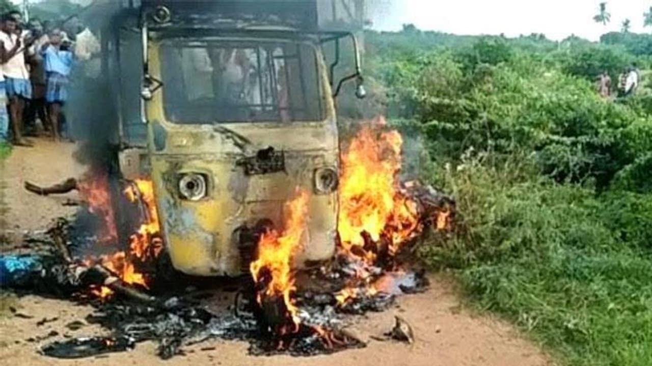 Andhra Pradesh: ஆந்திராவில் ஆட்டோ மீது மின் கம்பி விழுந்து விபத்து..! 8 பேர் உடல் கருகி பலி Andhra Pradesh: ஆந்திராவில் ஆட்டோ மீது மின் கம்பி விழுந்து விபத்து..! 8 பேர் உடல் கருகி பலி