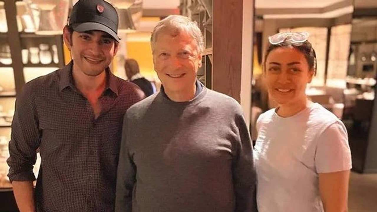 फैमिली वैकेशन पर बिल गेट्स से हुई महेश बाबू और नम्रता शिरोड़कर की मुलाक़ात, तस्वीर हुई वायरल फैमिली वैकेशन पर बिल गेट्स से हुई महेश बाबू और नम्रता शिरोड़कर की मुलाक़ात, तस्वीर हुई वायरल