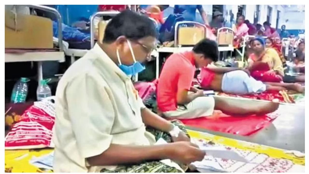 ബെഡ് ലഭിച്ചില്ല; ബം​ഗാൾ സിപിഎം മുൻ എംഎൽഎ ആശുപത്രിയിൽ തറയിൽ